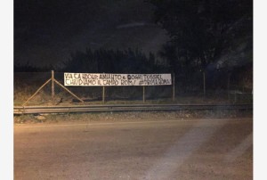 campo rom di via Candoni striscione
