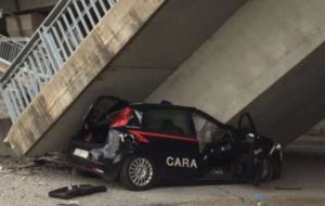 Cuneo, cavalcavia su macchina carabinieri