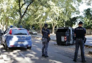 polizia_roma_cassonetto_poliziotti_gambe_mozzate_bomba_terrorismo_lapresse_2017_thumb660x453